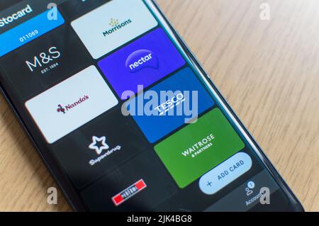 App Stocard su dispositivo mobile con più carte fedeltà del negozio Foto Stock