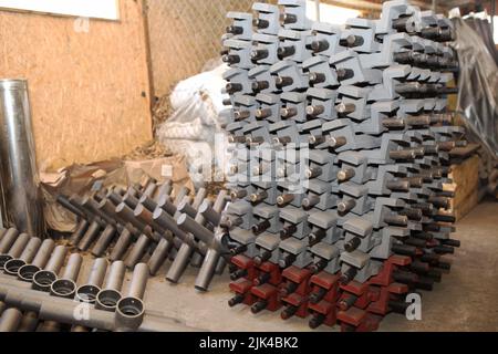 Un sacco di parti per le grandi auto. Ingranaggi, alberi, pignoni in grandi quantità. Parti di ricambio per mietitrebbie minerarie. Minatori dell'industria di carbone Foto Stock