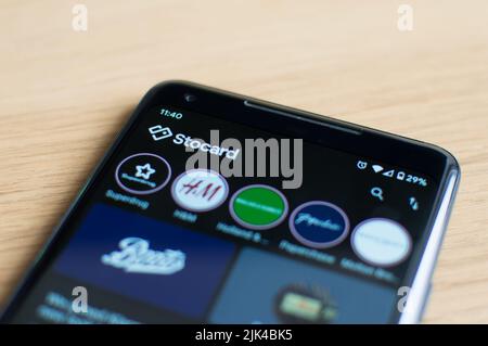 App Stocard su dispositivo mobile con più carte fedeltà del negozio Foto Stock