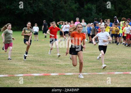 Gran Bretagna 2022 ragazze sportive scuola primaria corsa Foto Stock