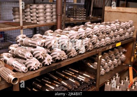 Un sacco di parti per le grandi auto. Ingranaggi, alberi, pignoni in grandi quantità. Parti di ricambio per mietitrebbie minerarie. Minatori dell'industria di carbone Foto Stock