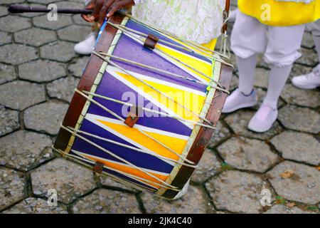 particolare degli strumenti percussivi caratteristici della festa del rosario Foto Stock