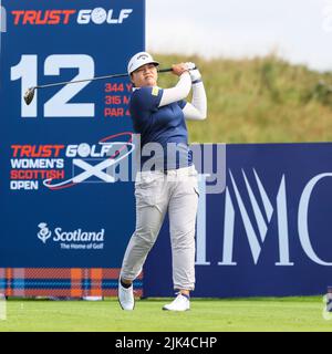 Irvine, Regno Unito. 30th luglio 2022. Il terzo round del Trust Golf Women's Scottish Golf ha avuto luogo con 75 giocatori che hanno fatto il taglio. La pioggia notturna pesante da venerdì a sabato ha fatto per un corso più morbido e più di prova. Wichanee Meechai in teeing off al 12th. Credit: Findlay/Alamy Live News Foto Stock