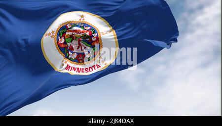 La bandiera di stato degli Stati Uniti del Minnesota sventola nel vento. Il Minnesota è uno stato del Midwest degli Stati Uniti. Democrazia e indipendenza. Foto Stock