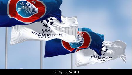Istanbul TUR, luglio 2022: Bandiere con UEFA e UEFA Champions League che sventolano nel vento. Champion League è la più prestigiosa competizione di club in EUR Foto Stock