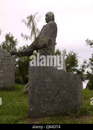 Statua di St Winwaloe che detiene un ramo, Gunwalloe Church, Cornovaglia, Regno Unito Foto Stock