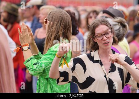 Malmesbury, Wiltshire, Regno Unito. 30th luglio 2022, Womad Festival, Charlton Park, Malmesbury, Wiltshire. Il WOMAD Festival ha tenuto il suo primo evento nel 1982 al Bath and West Showground di Shepton Mallet, Somerset. Nel corso degli ultimi 40 anni, l'organizzazione fronted Peter Gabriel ha ospitato festival in tutto il mondo, dalla Spagna alla Nuova Zelanda, dal Cile ad Abu Dhabi. Per il 40th° anniversario il suo festival più importante del Regno Unito si svolge questo fine settimana dal 28-30 luglio a Charlton Park. WOMAD - mondo della musica, delle arti e della danza. Credit: Casper Farrell Photography/Alamy Live News Foto Stock