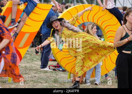 Malmesbury, Wiltshire, Regno Unito. 30th luglio 2022, Womad Festival, Charlton Park, Malmesbury, Wiltshire. Il WOMAD Festival ha tenuto il suo primo evento nel 1982 al Bath and West Showground di Shepton Mallet, Somerset. Nel corso degli ultimi 40 anni, l'organizzazione fronted Peter Gabriel ha ospitato festival in tutto il mondo, dalla Spagna alla Nuova Zelanda, dal Cile ad Abu Dhabi. Per il 40th° anniversario il suo festival più importante del Regno Unito si svolge questo fine settimana dal 28-30 luglio a Charlton Park. WOMAD - mondo della musica, delle arti e della danza. Credit: Casper Farrell Photography/Alamy Live News Foto Stock