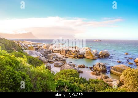 La spiaggia di rocce rocciose è una spiaggia turqoise e riparata e. Una famosa destinazione turistica nella città del capo Sud Africa Foto Stock