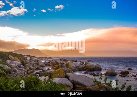 Boulders è una spiaggia turqoise rocciosa e riparata in sud Africa città del capo preso come tramonto Foto Stock