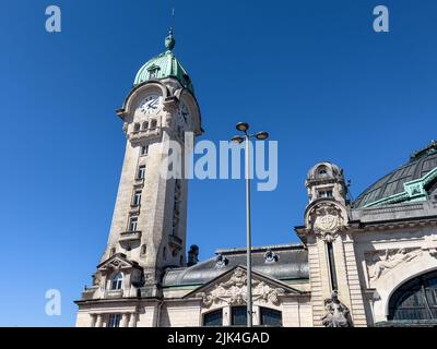 Gare de Limoges-Bénédictins con cupola e torre distintivi, cielo blu Foto Stock