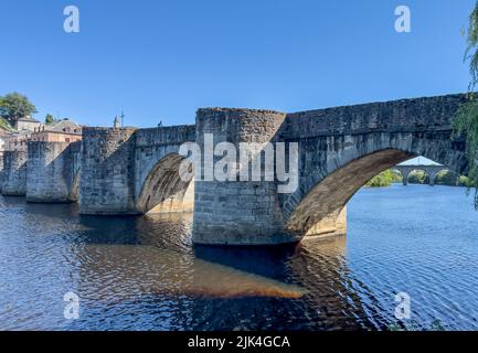 Ponte Saint-Martial sul fiume Etienne a Limoges, un ponte ad arco a volta completato 1215 Foto Stock