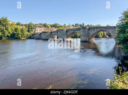 Ponte Saint-Martial sul fiume Etienne a Limoges, un ponte ad arco a volta completato 1215 Foto Stock