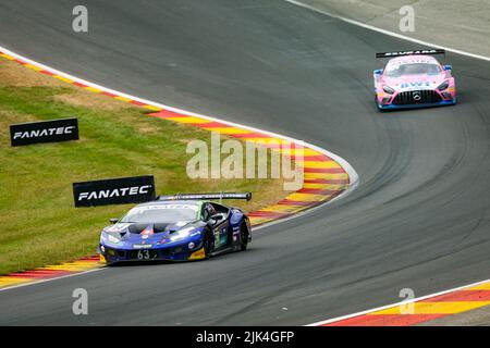 63 Emil Frey Racing, Lamborghini Huracan GT3 Evo di Jack AITKEN, Albert COSTA, Mirko BORTOLOTTI, in azione durante la TotalEnergies 24 ore di Spa 2022, 7th round del Fanatec GT World Challenge Europe Powered by AWS, dal 27 al 31 luglio 2022 2021 sul circuito di Spa-Francorchamps, A Stavelot, Belgio - Foto: Florent Gooden / DPPI/DPPI/LiveMedia Foto Stock