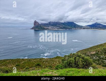 Hout Bay montagna e spiaggia lungo Chapman's Peak Drive città del capo Sud Africa Foto Stock