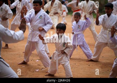 Dhaka, Dhaka, Bangladesh. 30th luglio 2022. I bambini frequentano una classe di addestramento del Karate conduce da MD Shorif un allenatore del karate che tiene una cintura nera, al centro giovane di arte marziale del drago la scuola di combattimento in Dhaka, Bangladesh il 30 luglio 2022. (Credit Image: © Abu Sufian Jewel/ZUMA Press Wire) Foto Stock