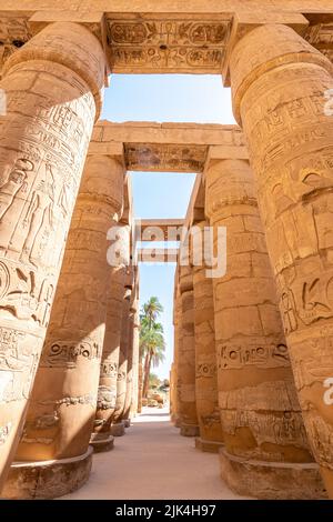 Tempio di Karnak, Luxor, Egitto; 28 luglio 2022 -la Grande Sala Ipotistica si trova all'interno del complesso del tempio di Karnak, nel distretto di Amon-Re. È acceso Foto Stock