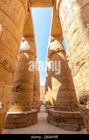 Tempio di Karnak, Luxor, Egitto; 28 luglio 2022 -la Grande Sala Ipotistica si trova all'interno del complesso del tempio di Karnak, nel distretto di Amon-Re. È acceso Foto Stock