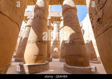 Tempio di Karnak, Luxor, Egitto; 28 luglio 2022 -la Grande Sala Ipotistica si trova all'interno del complesso del tempio di Karnak, nel distretto di Amon-Re. È acceso Foto Stock