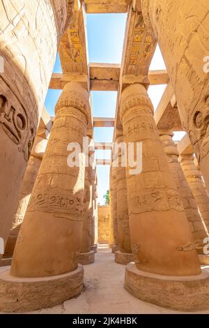 Tempio di Karnak, Luxor, Egitto; 28 luglio 2022 -la Grande Sala Ipotistica si trova all'interno del complesso del tempio di Karnak, nel distretto di Amon-Re. È acceso Foto Stock