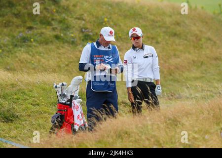 Irvine, Regno Unito. 30th luglio 2022. Il terzo round del Trust Golf Women's Scottish Golf ha avuto luogo con 75 giocatori che hanno fatto il taglio. La pioggia notturna pesante da venerdì a sabato ha fatto per un corso più morbido e più di prova. Hyo Joo Kim nel grezzo al fairway 8th. Credit: Findlay/Alamy Live News Foto Stock