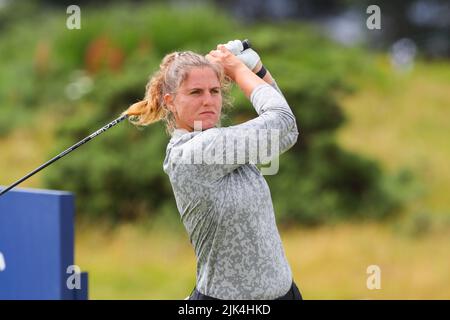 Irvine, Regno Unito. 30th luglio 2022. Il terzo round del Trust Golf Women's Scottish Golf ha avuto luogo con 75 giocatori che hanno fatto il taglio. La pioggia notturna pesante da venerdì a sabato ha fatto per un corso più morbido e più di prova. Leonie HARM si tea off al 9th. Credit: Findlay/Alamy Live News Foto Stock