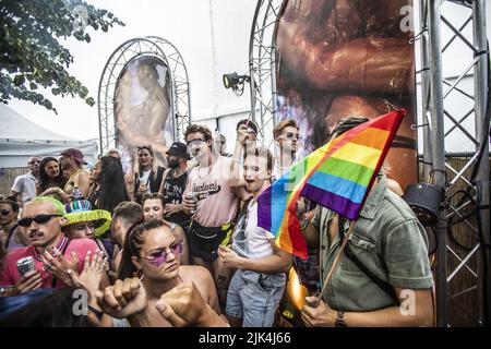 2022-07-30 19:49:25 AMSTERDAM - visitatori durante il festival di Milkshake sul sito Westernasfabriek. L'evento, dove si celebra la diversità e l'individualità, si svolge nel Westerpark. ANP EVA PLEVIER olanda OUT - belgio OUT Foto Stock