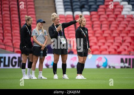 Londra, Regno Unito. 30th luglio 2022. Calcio: Nazionale, donne, Euro 2022, prima della finale, ispezione del campo Inghilterra, Stadio di Wembley: Ellen White (l-r), Beth Mead, Millie Bright e Rachel Daly sono sul campo. Credit: Sebastian Gollnow/dpa - NOTA IMPORTANTE: In conformità con i requisiti della DFL Deutsche Fußball Liga e della DFB Deutscher Fußball-Bund, è vietato utilizzare o utilizzare fotografie scattate nello stadio e/o della partita sotto forma di immagini di sequenza e/o serie di foto video-simili./dpa/Alamy Live News Foto Stock