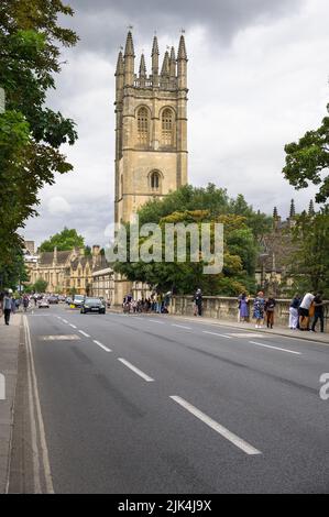 Magdalen Tower visto da Magdelan Bridge con persone a piedi, Oxford, Regno Unito Foto Stock