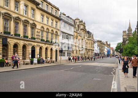 Ammira i turisti e gli edifici di High Street, con l'Old Bank Hotel in primo piano, Oxford, Oxfordshire, Regno Unito Foto Stock