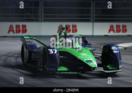 30th luglio 2022; circuito Excel e-Prix, Docklands, Londra, Inghilterra; ABB Formula e World Championship, gara 1: Nick Cassidy of Australia alla guida di (37) Envision Racing Foto Stock