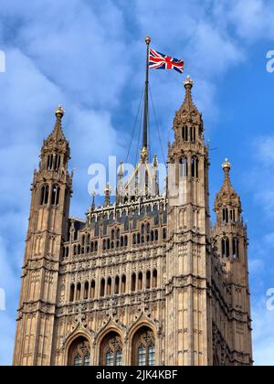 Bandiera dell'Unione che vola sulla Victoria Tower del Palazzo di Westminster a Londra, Regno Unito Foto Stock