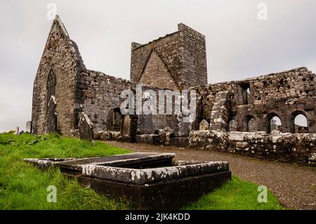 Rovine del Friario gotico Burrishoole chiostri ad arco, torre quadrata e finestre a punta nella contea di Mayo, Irlanda. Foto Stock