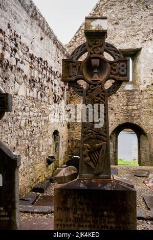 Rovine tardo gotiche del Friario Burrishoole a Clew Bay e Celtic High Cross. Foto Stock