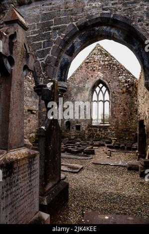 Finestra gotica ad arco a punta e tracce, rovine del Friario di Burrishoole nella contea di Mayo, Irlanda. Foto Stock