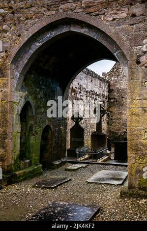 Rovine gotiche del Friario Burrishoole nella contea di Mayo, Irlanda. Foto Stock