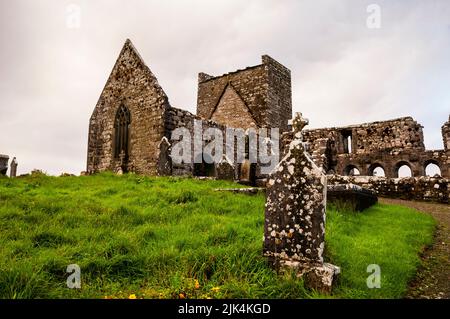 Rovine tardo gotiche di clausura ad arco del Friario di Burrishoole nella contea di Mayo, Irlanda. Foto Stock