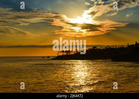 Laguna Beach Tramonto bellissimo cielo e riflessi dorati sull'acqua. Foto Stock