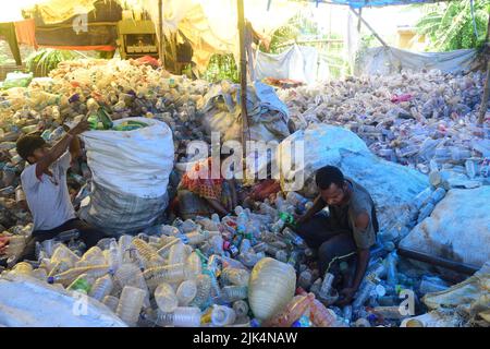 30 luglio 2022, South 24 parganas, West Bengala, India: I lavoratori hanno visto smistamento bottiglie di plastica in un laboratorio prima di inviarle per il riciclaggio. Le bottiglie di plastica vengono riciclate e trasformate in poliestere, utilizzato in indumenti e maglie in tutto il mondo. Molti paesi hanno iniziato a vietare le materie plastiche monouso per affrontare le questioni ambientali. (Credit Image: © Sumit Sanyal/SOPA Images via ZUMA Press Wire) Foto Stock