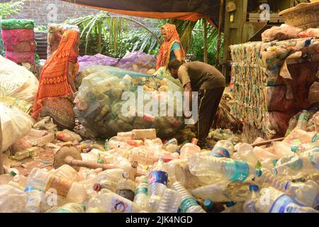 30 luglio 2022, South 24 parganas, West Bengala, India: I lavoratori hanno visto smistamento bottiglie di plastica in un laboratorio prima di inviarle per il riciclaggio. Le bottiglie di plastica vengono riciclate e trasformate in poliestere, utilizzato in indumenti e maglie in tutto il mondo. Molti paesi hanno iniziato a vietare le materie plastiche monouso per affrontare le questioni ambientali. (Credit Image: © Sumit Sanyal/SOPA Images via ZUMA Press Wire) Foto Stock