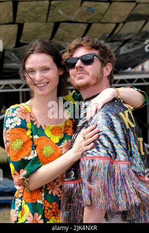 Lulworth, Regno Unito. 30th luglio 2022. Il cantante Sophie Ellis-Bextor con il marito Richard Jones, chitarrista della band britannica The Feeling partecipa alla rottura ufficiale del titolo DI GUINNESS DEI RECORD MONDIALI per il più grande campo di danza disco Bestival Dorset. Credit: SOPA Images Limited/Alamy Live News Foto Stock