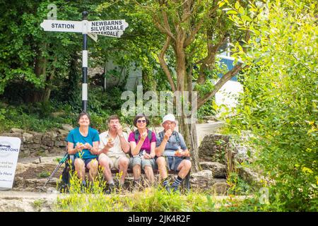 Persone che godono del sole estivo del 2022 presso la località turistica Cumbria di Arnside, a nord di Morecambe Bay UK Foto Stock