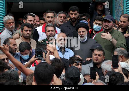 Firuzkuh, Teheran, Iran. 30th luglio 2022. Un'immagine di handout resa disponibile dalla Società iraniana della Mezzaluna Rossa (IRC) mostra il presidente iraniano e''ŒBRAHIM RAISI in visita a Firuzkuh dopo le inondazioni, in Iran, il 30 luglio 2022. Secondo la Società iraniana della Mezzaluna Rossa che ha citato i funzionari locali, almeno 56 persone sono morte e 18 sono scomparse nelle recenti inondazioni nella maggior parte delle città dell'Iran. (Credit Image: © Iranian Presidency via ZUMA Press Wire) Credit: ZUMA Press, Inc./Alamy Live News Foto Stock