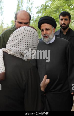 Firuzkuh, Teheran, Iran. 30th luglio 2022. Un'immagine di handout resa disponibile dalla Società iraniana della Mezzaluna Rossa (IRC) mostra il presidente iraniano e''ŒBRAHIM RAISI in visita a Firuzkuh dopo le inondazioni, in Iran, il 30 luglio 2022. Secondo la Società iraniana della Mezzaluna Rossa che ha citato i funzionari locali, almeno 56 persone sono morte e 18 sono scomparse nelle recenti inondazioni nella maggior parte delle città dell'Iran. (Credit Image: © Iranian Presidency via ZUMA Press Wire) Credit: ZUMA Press, Inc./Alamy Live News Foto Stock