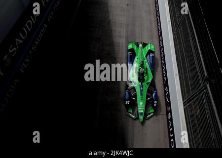 30th luglio 2022; circuito Excel e-Prix, Docklands, Londra, Inghilterra; ABB Formula e World Championship, gara 1: Nick Cassidy of Australia alla guida di (37) Envision Racing Foto Stock