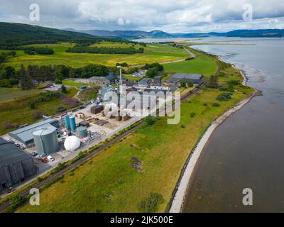 Veduta aerea della distilleria Glenmorangie a Tain sulla strada di guida North Coast 500, Sutherland, Scozia, Regno Unito Foto Stock