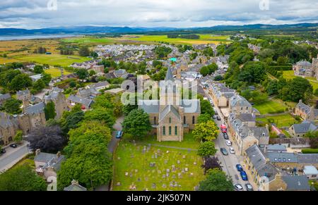 Vista aerea del centro della città di Dornoch e della cattedrale di Dornoch a Sutherland, Scozia, Regno Unito Foto Stock