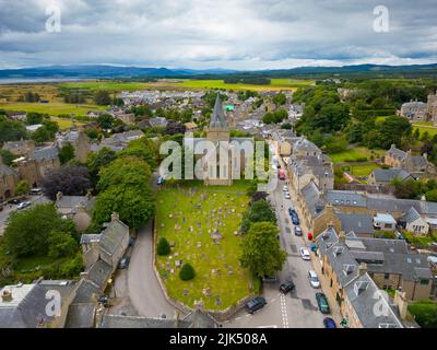 Vista aerea del centro della città di Dornoch e della cattedrale di Dornoch a Sutherland, Scozia, Regno Unito Foto Stock