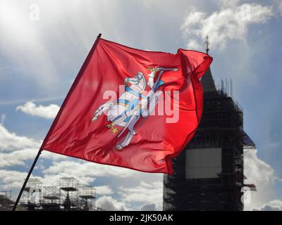 Londra, Regno Unito - 23 agosto 2020: Bandiera nazionale lituana con Big ben sullo sfondo Foto Stock