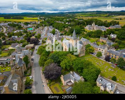 Vista aerea del centro della città di Dornoch e della cattedrale di Dornoch a Sutherland, Scozia, Regno Unito Foto Stock